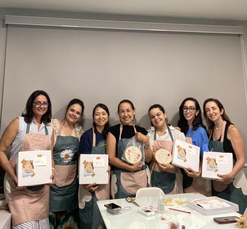 Entre linhas e pincéis: trabalhos manuais viram alternativa para sair das telas em Manaus
